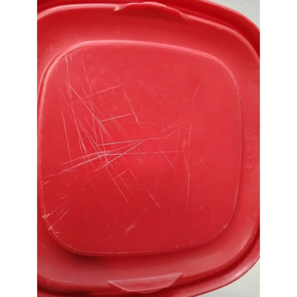 Rubbermaid Easy Find Lid 7J64 Red Square 4 Replacement Container Lids ONLY 6.5
